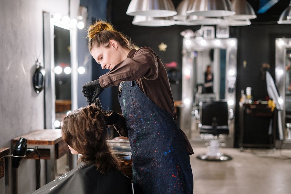 Flory Niculae lucrând într-un salon elegant